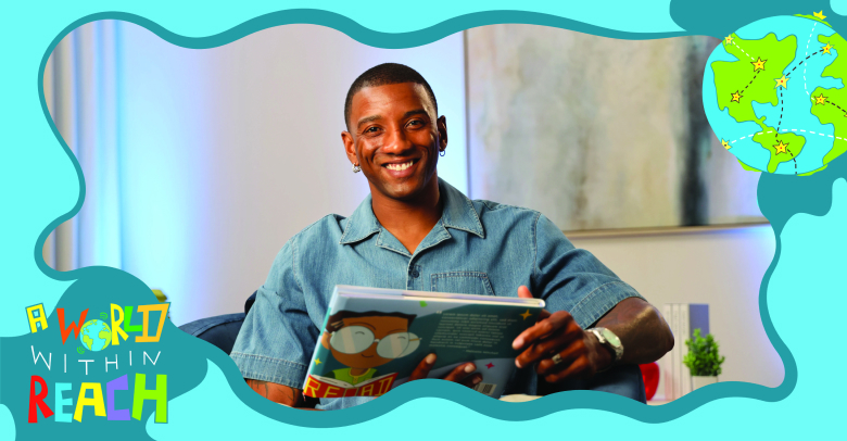 Malcolm Mitchell con el libro <i>A World within Reach</i>