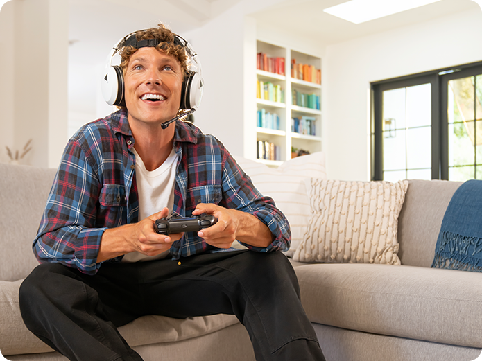 Hombre jugando a un videojuego con auriculares