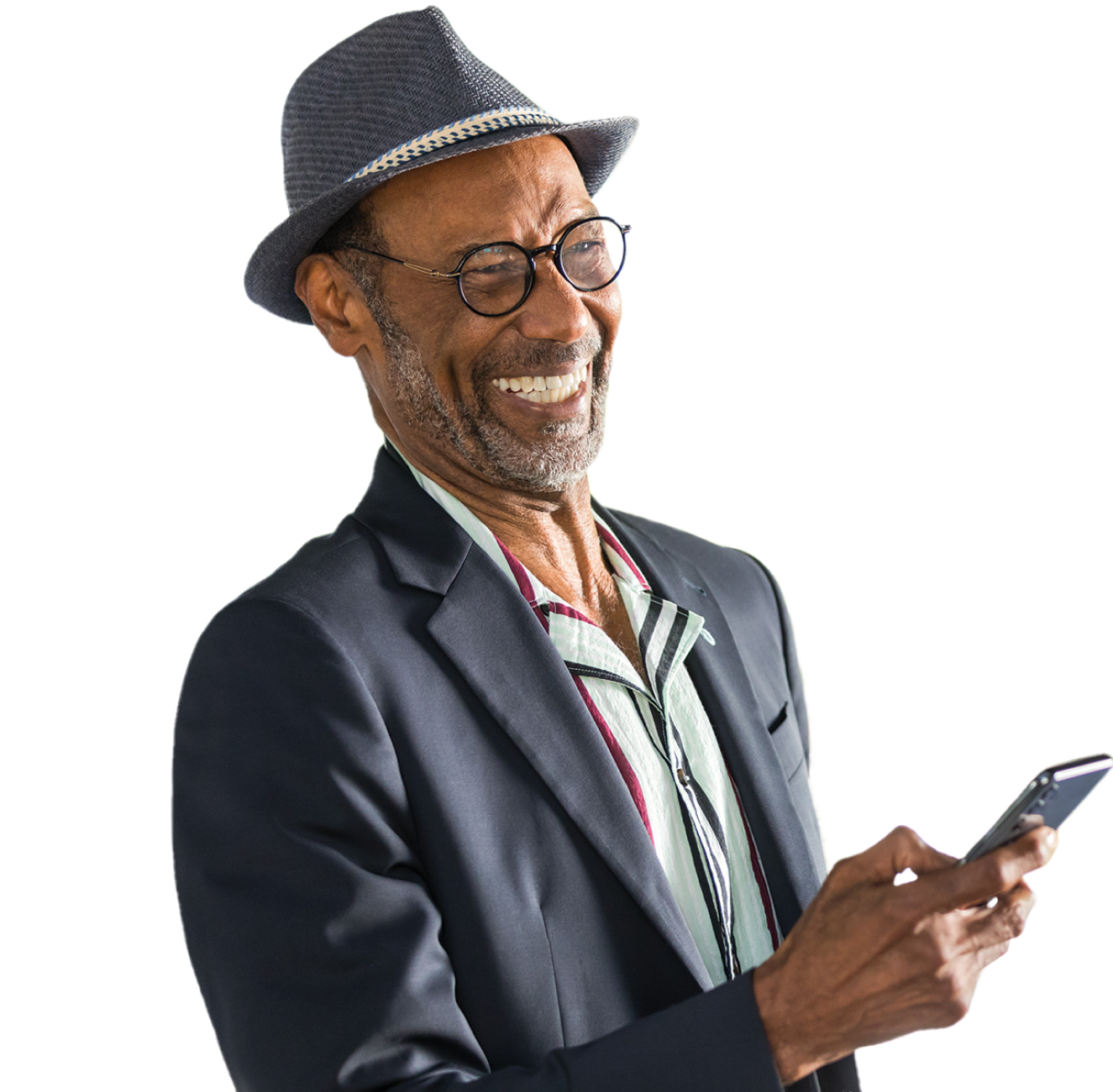 Hombre con gafas, traje y sombrero tipo fedora que ríe mientras mira su teléfono móvil.