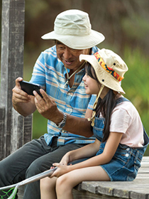 dad-and-daughter-looking-at-phone